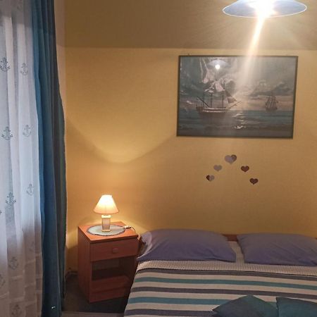 Apartmani Zute Račišće الغرفة الصورة