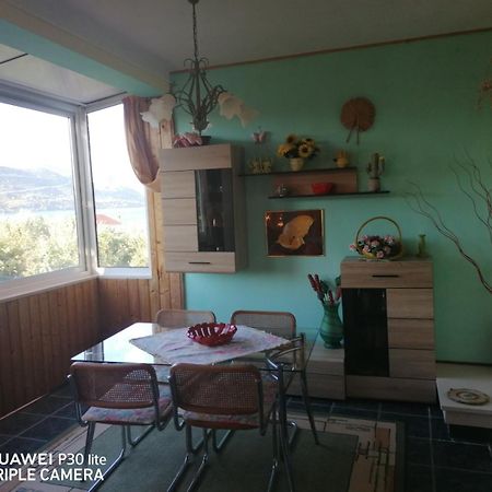 Apartmani Zute Račišće الغرفة الصورة